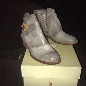REAL LEATHER brown booties